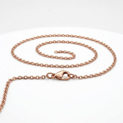 Aramat Jewels rosékleurige stalen anker ketting met karabijnsluiting op een witte achtergrond
