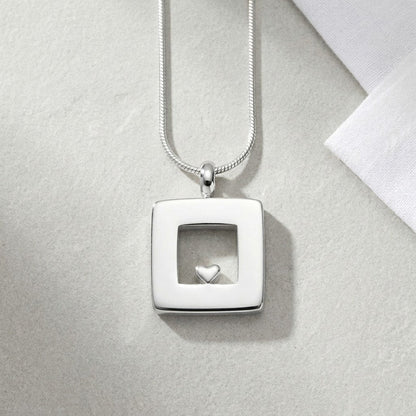 Aramat Jewels zilverkleurige vierkante ashanger met hartje, RVS, 26x19mm