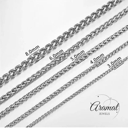 Aramat Jewels zilverkleurige RVS vossenstaart ketting van 6 mm breed naast andere foxtail schakelkettingen.