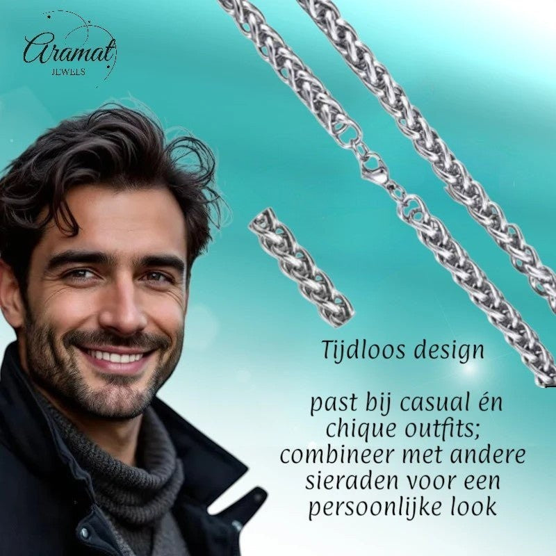 Aramat Jewels zilverkleurige RVS vossenstaart ketting van 45 cm en 8 mm breed gedragen door een glimlachende man.