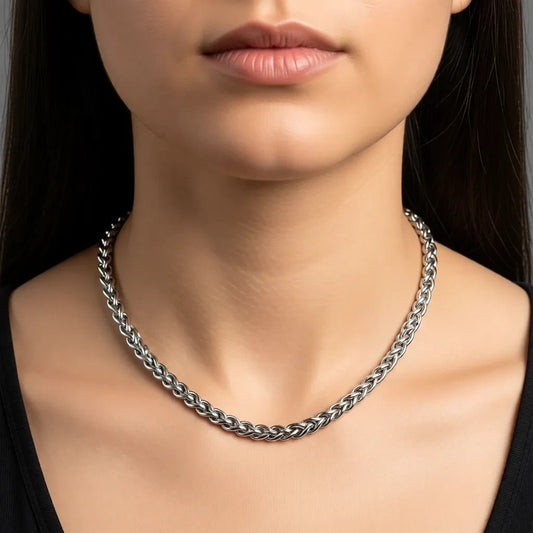 Aramat Jewels zilverkleurige RVS vossenstaart ketting van 45 cm en 8 mm breed gedragen als statement sieraad.
