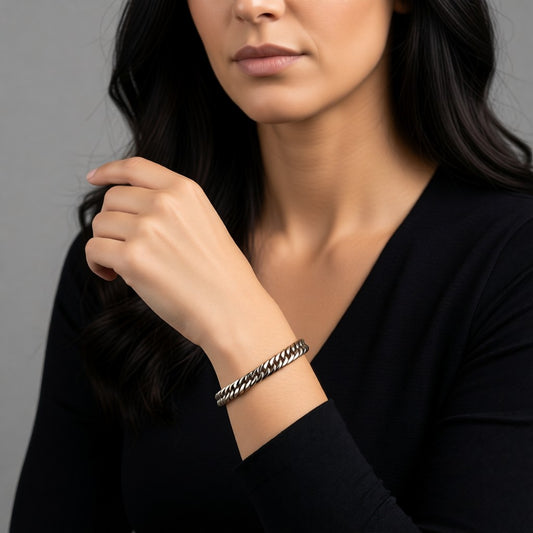 Aramat Jewels zilverkleurige stalen armband met dubbele gourmetschakel van 7mm breed gedragen om een pols.