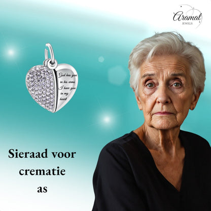 Aramat Jewels stalen hartvormige ashanger met lila kristallen en de tekst "God has you in his arms, I have you in my heart".