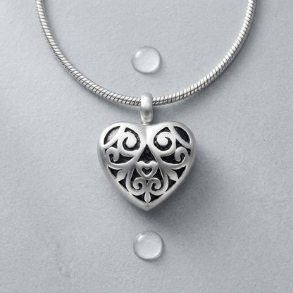 Aramat Jewels stalen hartjes ashanger met zwarte emaille versiering, 2x2 cm, nikkelarm en hypoallergeen.