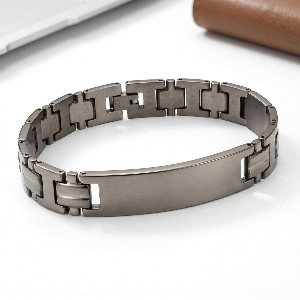Aramat Jewels zilverkleurige stalen plaatarmband voor heren, 21cm lang en 12mm breed, met een stoere schakel en gravuremogelijkheid.