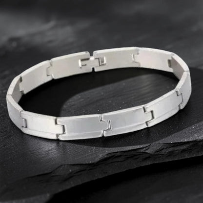 Aramat Jewels zilverkleurige stalen schakelarmband van 21 cm met subtiele steentjes op een donkere ondergrond.