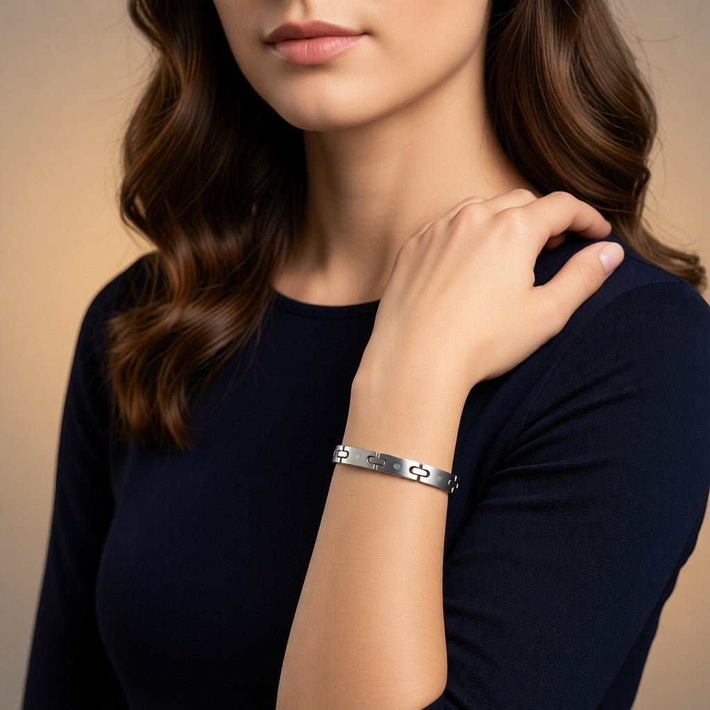 Vrouw draagt een zilverkleurige Aramat Jewels stalen schakelarmband van 9 mm breed met een moderne fantasie schakel.