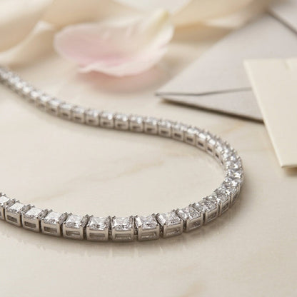 Aramat Jewels zilverkleurige stalen tennisarmband of ketting met fonkelende vierkante zirkonia stenen op marmer