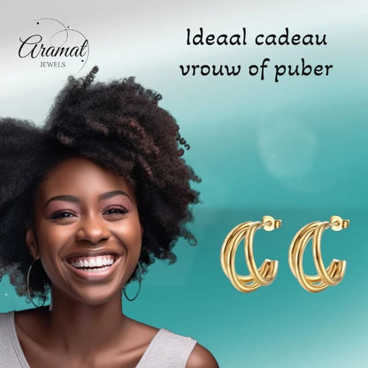 Lachende vrouw met Aramat Jewels triple halve goudkleurige RVS oorringen, 25mm, trendy cadeau voor dames en tieners.