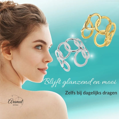 Aramat Jewels verstelbare RVS ringen met ovale schakels in goud en zilver, gedragen door een vrouw.