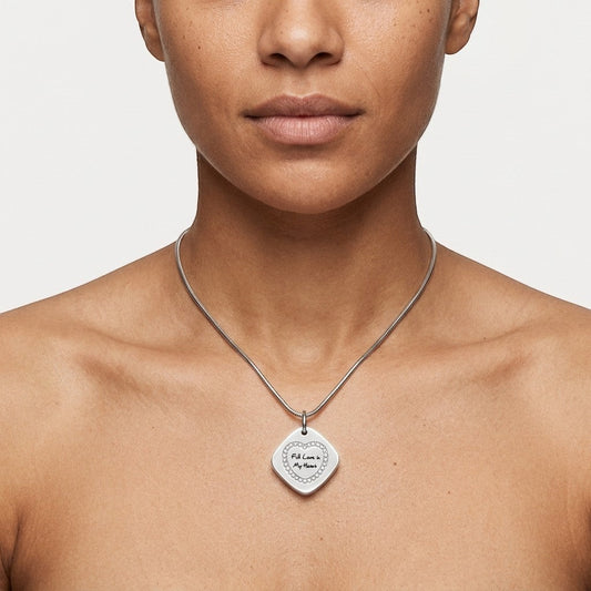Aramat Jewels vierkante stalen ashanger met hartvormige zirkonia's en tekst "full love in my heart".