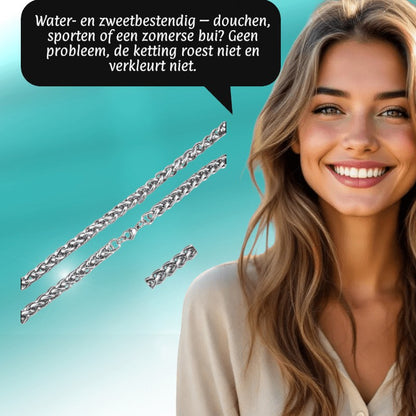 Aramat Jewels zilverkleurige RVS vossenstaart ketting van 45 cm en 8 mm breed, gedragen door een glimlachende vrouw.