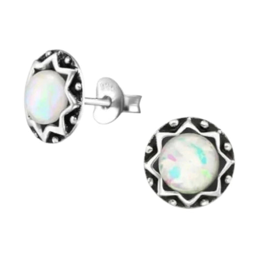 Aramat Jewels Sterling Zilver Bali oorstekers met witte opaal, 9mm rond, geoxideerd etnisch design.