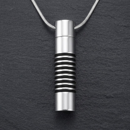 Aramat Jewels zilverkleurige stalen buis ashanger voor mannen met zwarte ringen. Discreet rouwsieraad.
