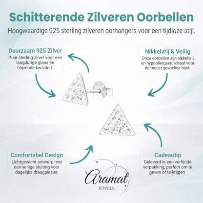 Aramat Jewels zilveren driehoek oorbellen bezet met transparante kristalsteentjes.