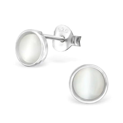 Aramat Jewels zilveren oorstekers met 6mm ronde witte kattenoogsteen, nikkelvrij.