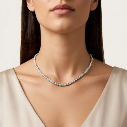 Aramat Jewels zilverkleurige stalen tennis ketting met fonkelende zirkonia stenen gedragen door een vrouw.
