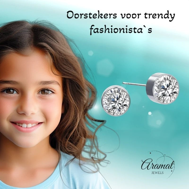 Aramat Jewels zilverkleurige oorstekers met 6mm transparant kristal, gemaakt van roestvrij staal.