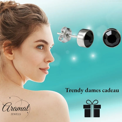 Aramat Jewels zilverkleurige oorstekers met 8mm zwart kristal, gemaakt van roestvrij staal.