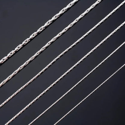 Aramat Jewels zilverkleurige slangenketting van roestvrij staal met een verfijnde en glanzende schakelstructuur.