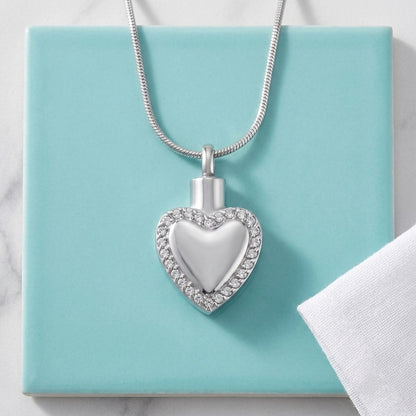 Aramat Jewels zilverkleurige stalen hartvormige ashanger met kristallen rand, zonder ketting.