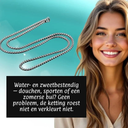 Aramat Jewels zilverkleurige stalen jasseron ketting van 5mm breed, waterproof en verkleurt niet, gedragen door model.