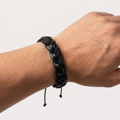 Aramat Jewels zwarte gevlochten leren armband van 16mm breed, gedragen om een pols voor een stoere uitstraling.