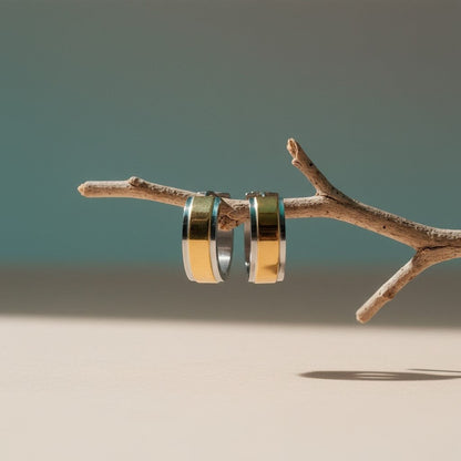 Bicolor RVS Huggie Oorringen met Brede Gouden Streep 20mm - Aramat Jewels - Oorringen - cadeautip