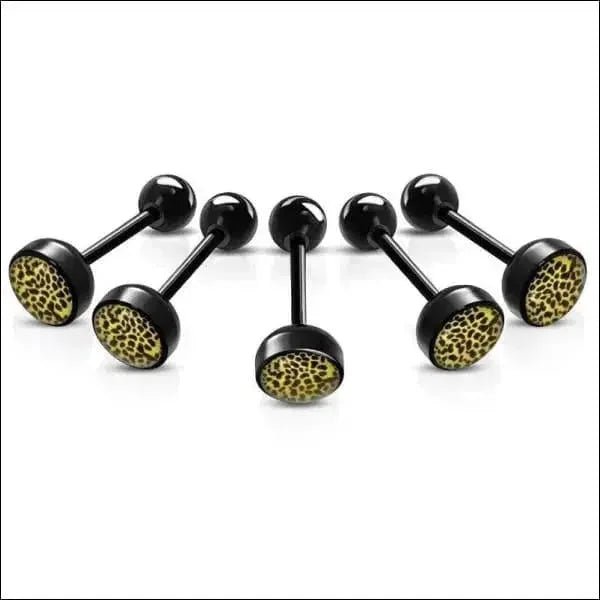 Een paar oorstekers met luipaardprint in zwart en goud