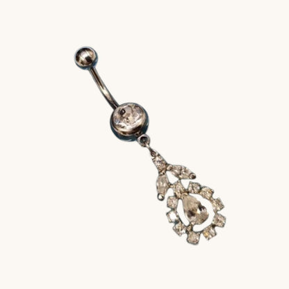 Piercing au nombril avec pendentif en forme de fleur