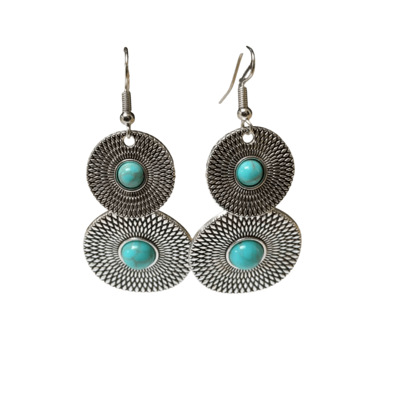 Een paar oorbellen met turkooizen stenen