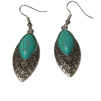 Turkoois stenen oorbellen met zilveren filigraan accenten op een witte achtergrond