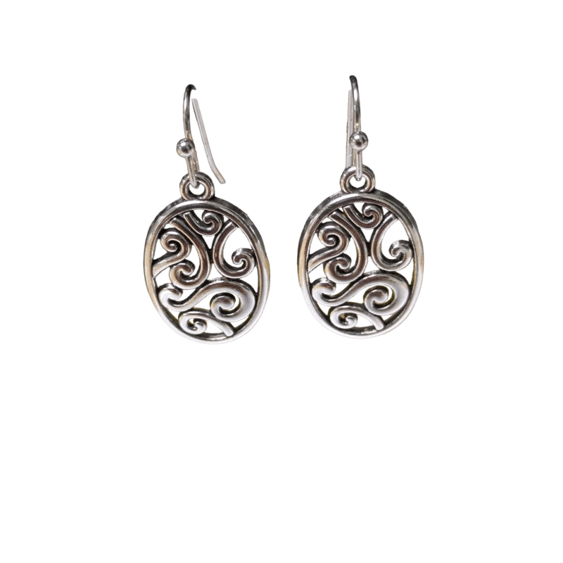 Een paar zilveren bungelende oorbellen met ovaalvormige hangers met ingewikkelde krulmotieven.