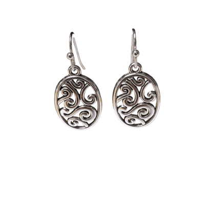 Een paar zilveren bungelende oorbellen met ovaalvormige hangers met ingewikkelde krulmotieven.