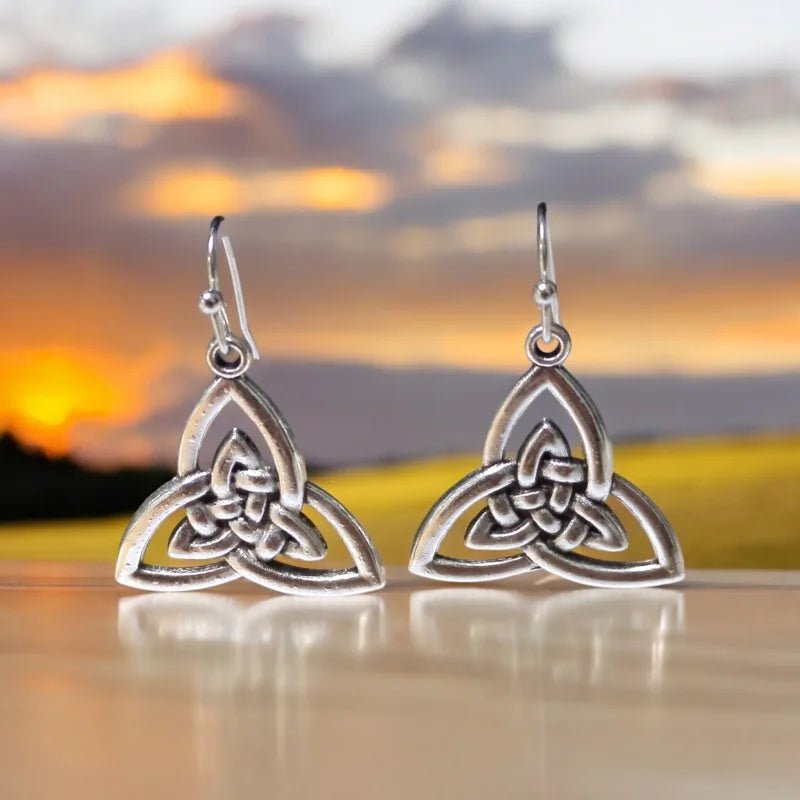 Zilveren Keltische drie-eenheidsknoop oorbellen met ingewikkelde verweven ontwerpen.