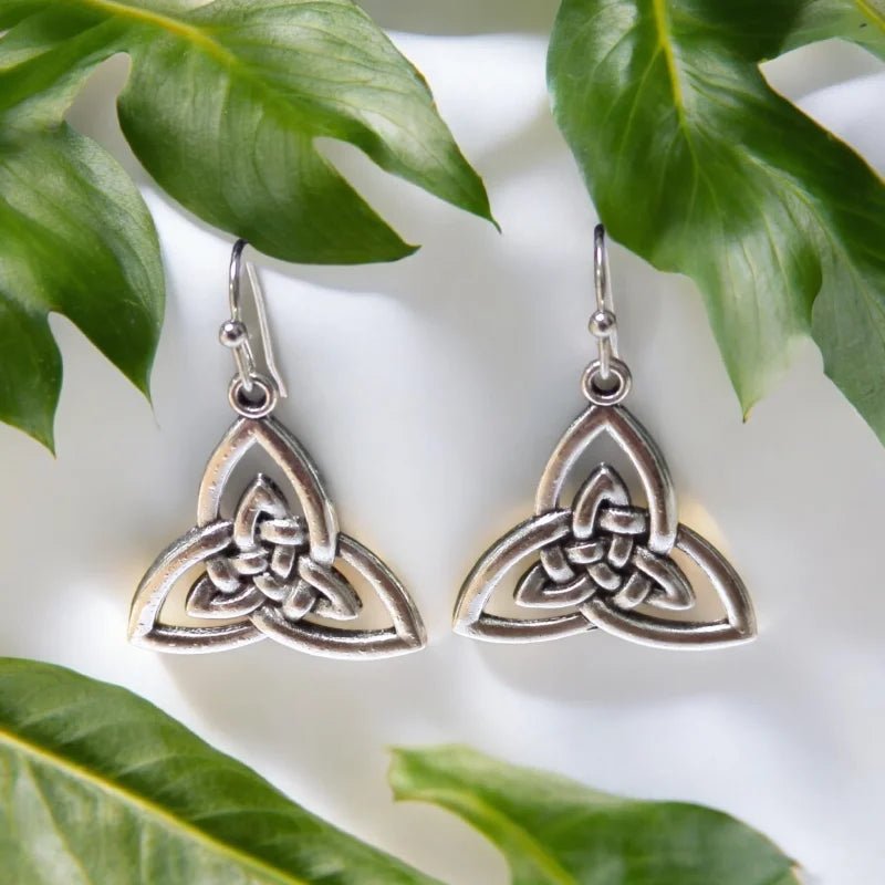 Paar zilveren Keltische triquetra oorbellen met ingewikkeld knoopwerkontwerp.