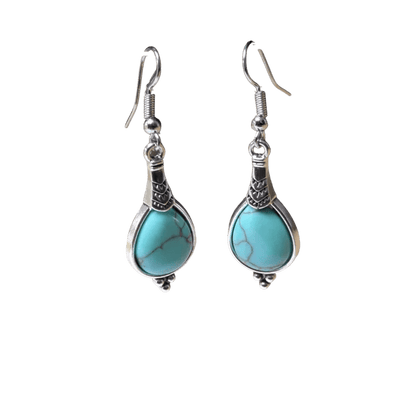 Turkoois stenen oorbellen met zilveren accenten op een witte achtergrond