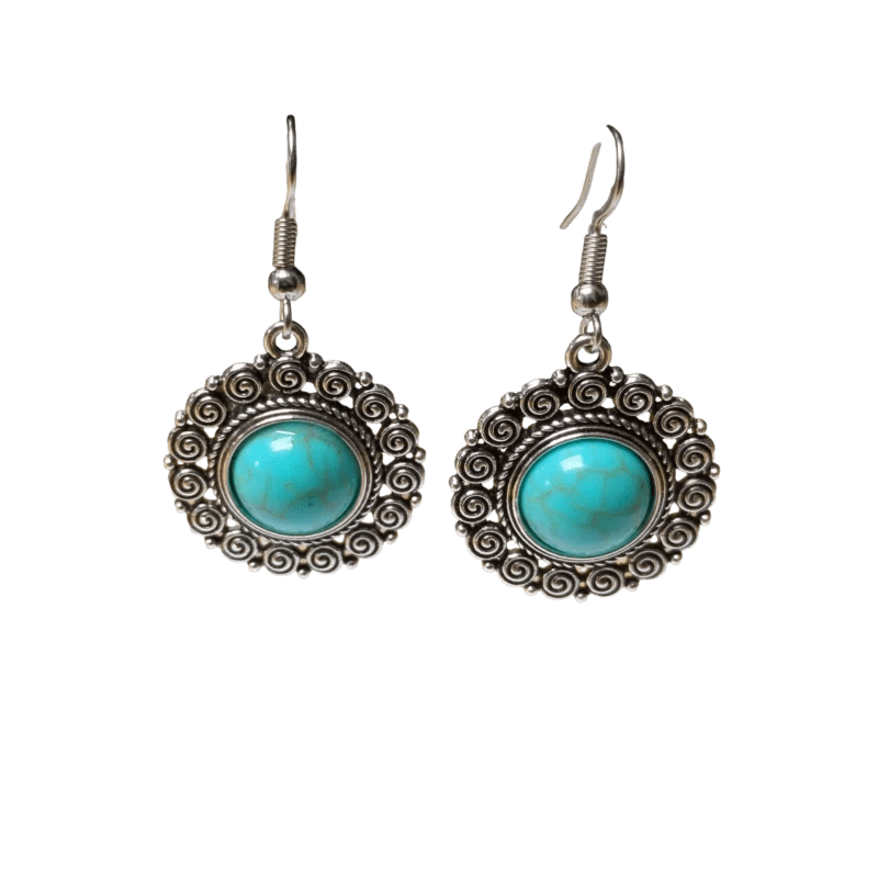 Paar sierlijke zilveren oorbellen met turquoise stenen in ronde zettingen.