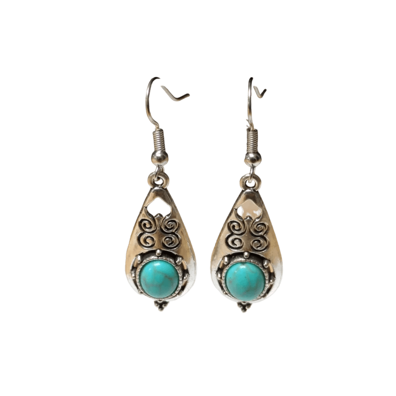Paar zilveren traanvormige oorbellen met turquoise stenen en spiraalmotieven.