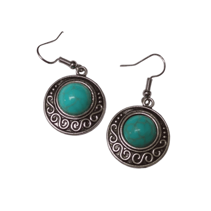 Een paar oorbellen met turquoise stenen op een witte achtergrond