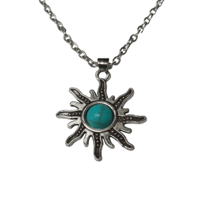 Een zilveren halsketting met een turkooizen steen in het midden