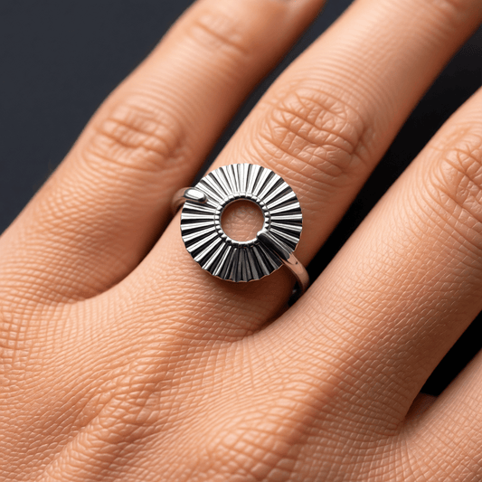 Brede One Size Ring RVS met Cirkel en Lijnenspel (18 mm) - Aramat Jewels - Ringen - cadeautip