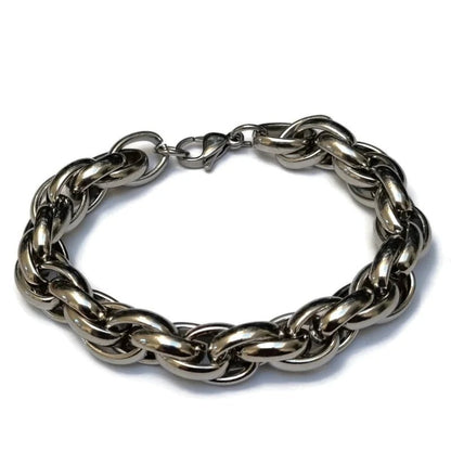 Een zilveren armband met een schakelketting