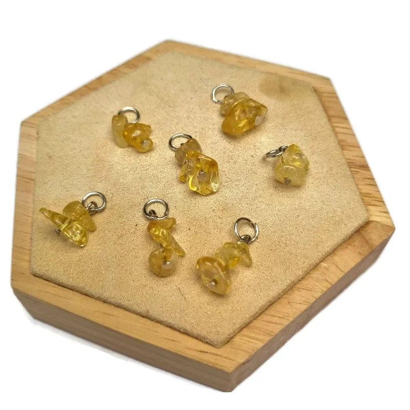 Een houten kistje met vijf gele glazen kralen