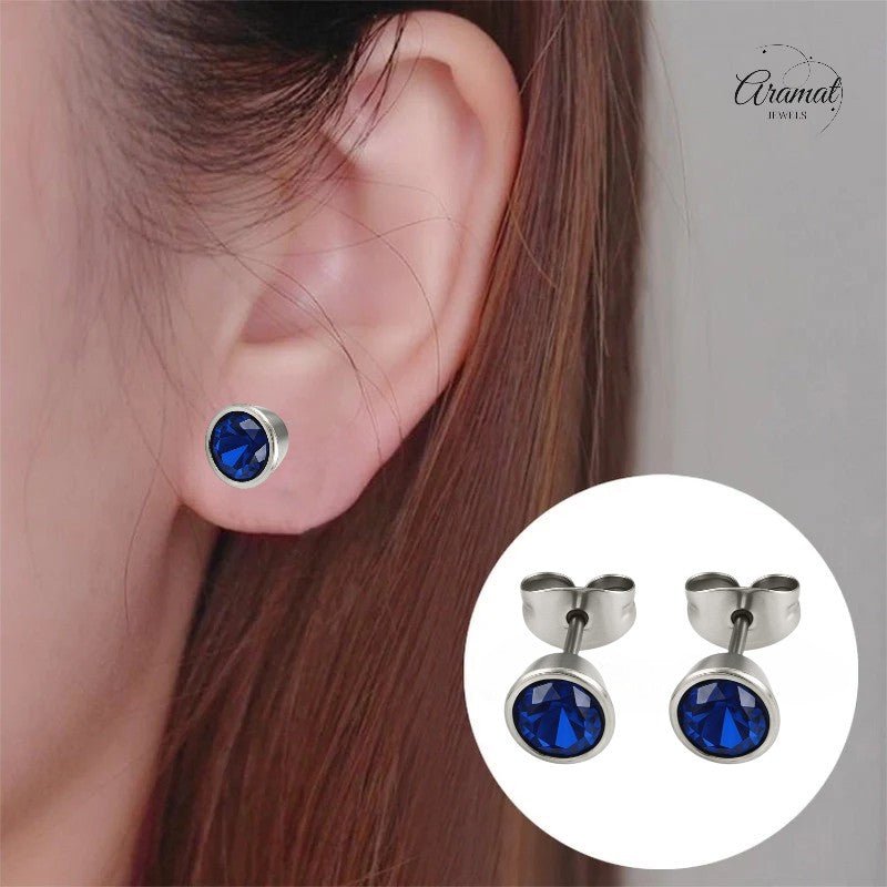 Donkerblauwe conevormige kristal oorbellen – 7 mm - oor2163 - XE10832 - 7 - Oorbellen kopen# - 7mm - alles - blauw