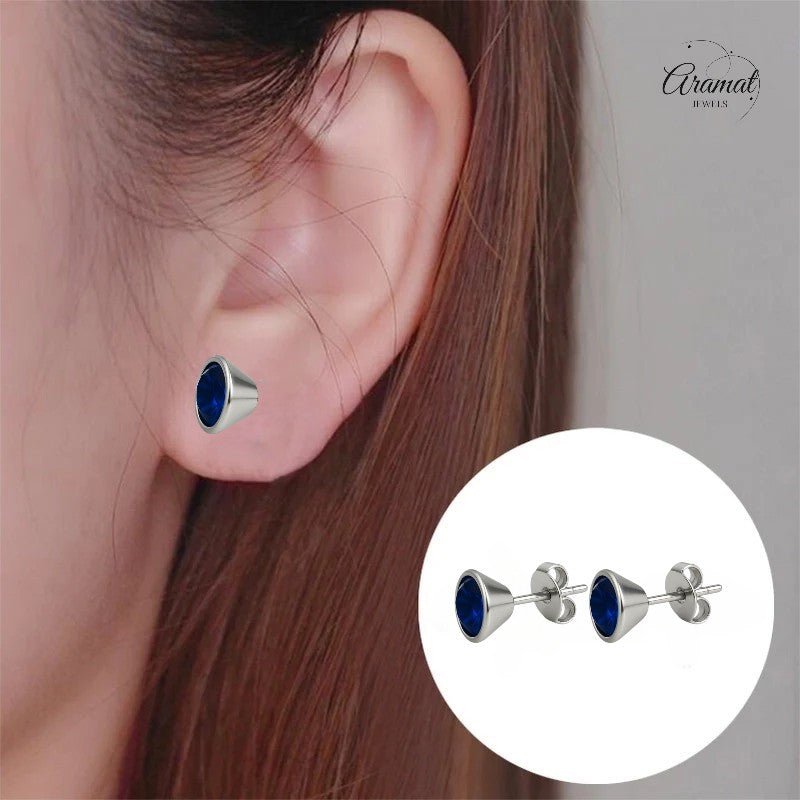 Donkerblauwe kristal oorbellen – kegelvorm - 6mm - oor2188 - XE10832 - 6 - Oorbellen kopen# - 6mm - alles - blauw