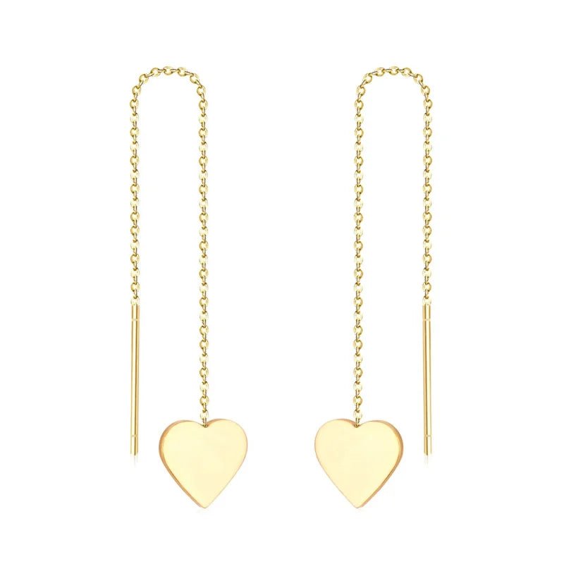 Gouden hartvormige oorbellen met fijne kettinkjes.