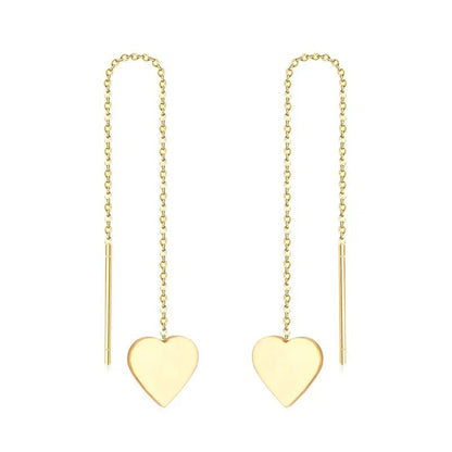 Gouden hartvormige oorbellen met fijne kettinkjes.