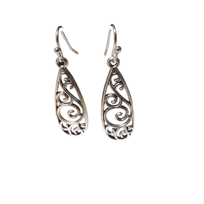 Paar zilveren druppelvormige oorbellen met ingewikkelde krullende filigraanmotieven.