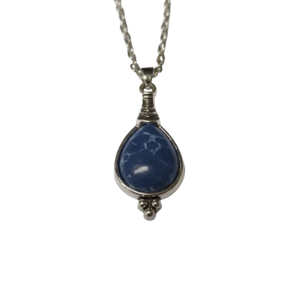 Een hanger van blauwe steen aan een zilveren ketting